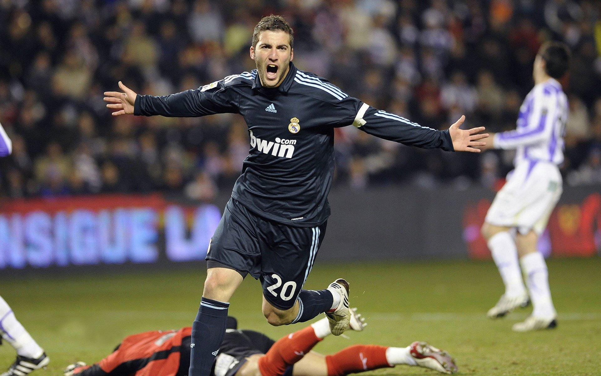 利雅得胜利加时鏖战2-1逆转夺冠！C罗双响伤退，五场六球荣膺金靴